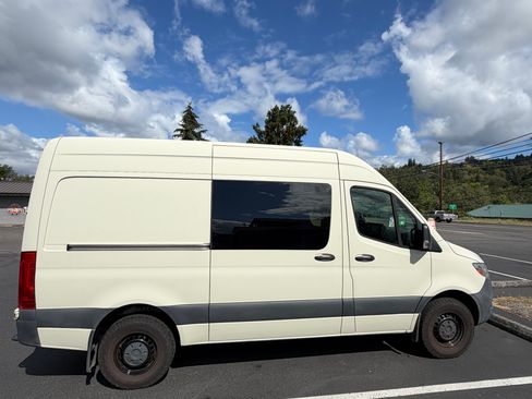 Used 2019 Freightliner Sprinter 144 RWD image 2