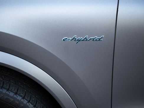 Used 2022 Porsche Cayenne Platinum Edition image 12