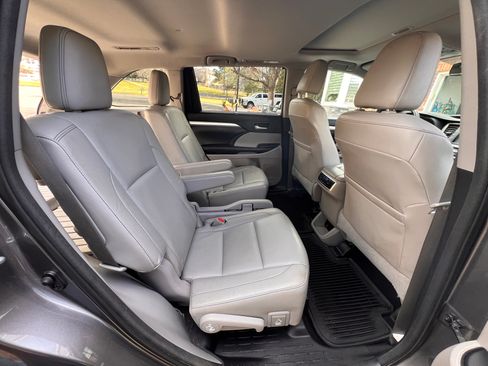 Used 2015 Toyota Highlander XLE image 12
