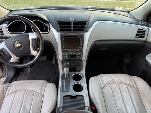 Used 2010 Chevrolet Traverse LTZ image 12