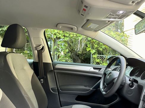 Used 2016 Volkswagen e-Golf SE image 2