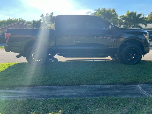 Used 2019 Nissan Titan SV w/ SV Convenience Package image 6