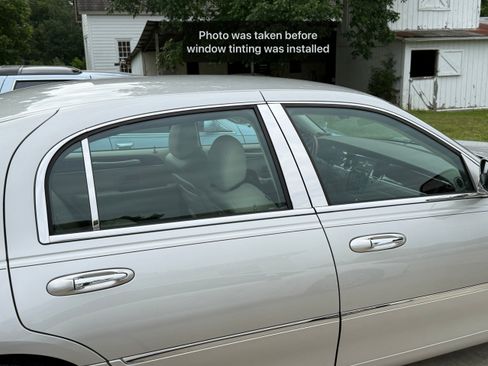 Used 2005 Lincoln Town Car Signature Limited image 6