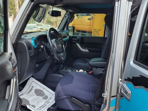 Used 2016 Jeep Wrangler Unlimited Sahara w/ Connectivity Group image 18