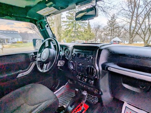 Used 2016 Jeep Wrangler Rubicon w/ Power Convenience Group image 13