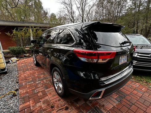 Used 2017 Toyota Highlander Limited Platinum AWD/4WD image 4