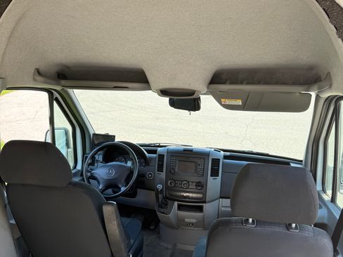 Used 2015 Mercedes-Benz Sprinter 2500 image 13