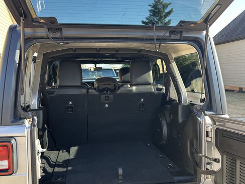 Used 2018 Jeep Wrangler Unlimited Sahara image 4