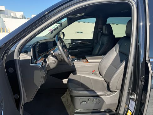 Used 2024 Cadillac Escalade ESV Luxury image 11