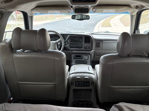 Used 2001 GMC Yukon Denali image 17