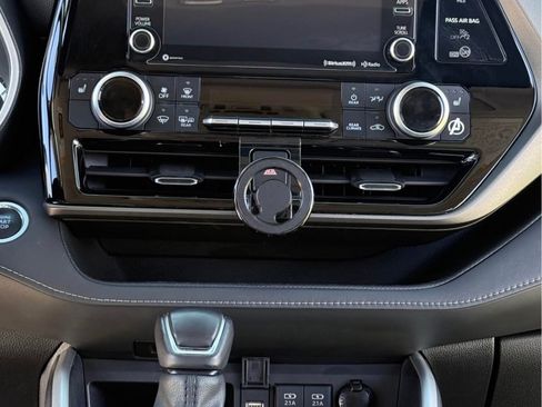 Used 2021 Toyota Highlander XLE AWD/4WD image 11