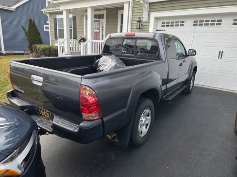 Used 2015 Toyota Tacoma 4x4 Access Cab w/ Convenience Package image 2