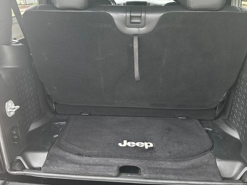 Used 2017 Jeep Wrangler Rubicon w/ Power Convenience Group AWD/4WD image 16