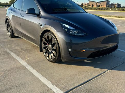Used 2023 Tesla Model Y Performance image 8