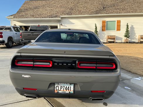 Used 2019 Dodge Challenger SXT image 4