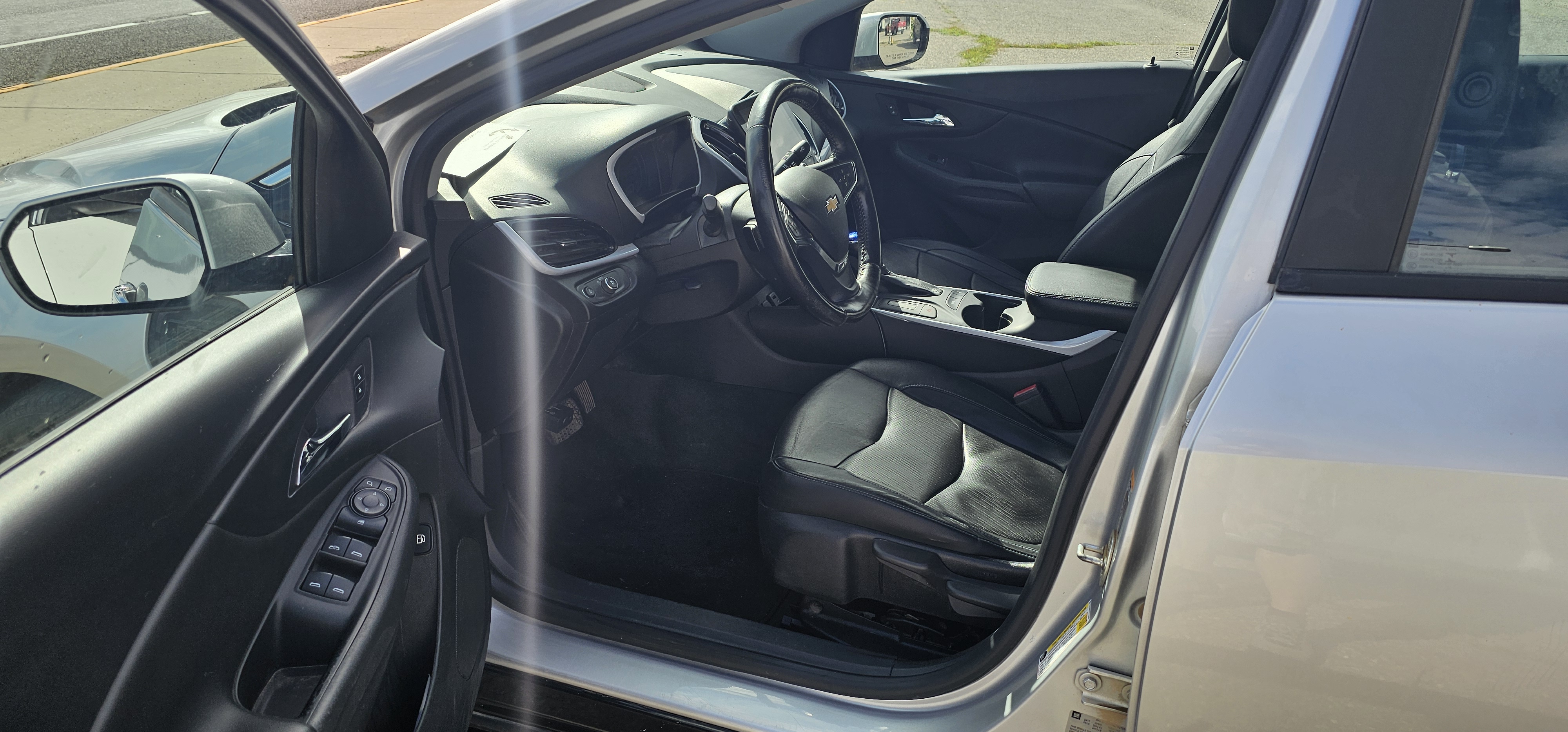 Used 2017 Chevrolet Volt LT w/ Comfort Package FWD image 8