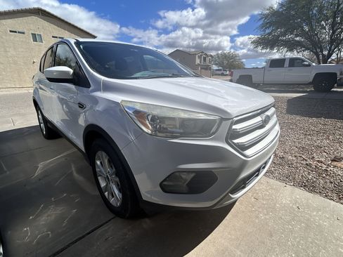 Used 2017 Ford Escape SE image 2