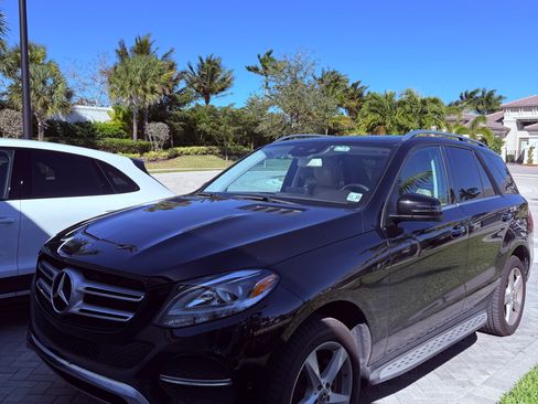 Used 2019 Mercedes-Benz GLE 400 400 4MATIC Sport Utility 4D image 4