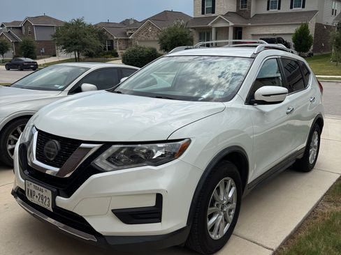 Used 2018 Nissan Rogue SV FWD image 1