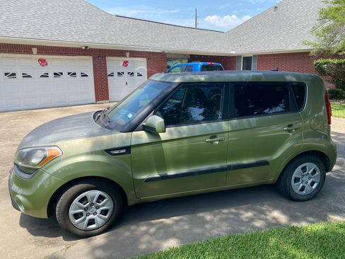 Used 2013 Kia Soul FWD image 2