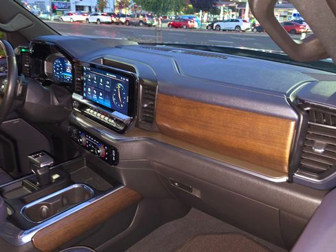 Used 2022 Chevrolet Silverado 1500 High Country w/ Technology Package image 15