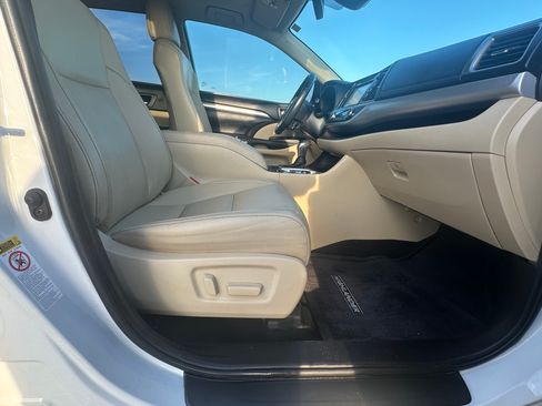 Used 2019 Toyota Highlander XLE FWD image 10