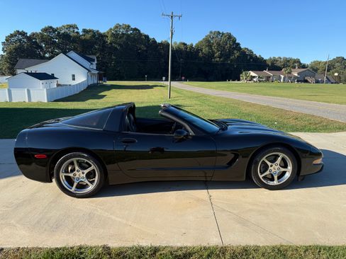 Used 2001 Chevrolet Corvette Coupe w/ Preferred Equipment Group2 image 4