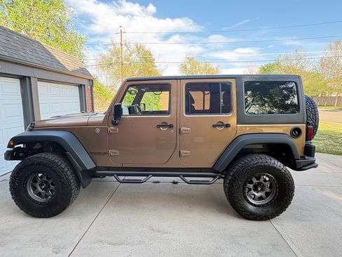 Used 2015 Jeep Wrangler Unlimited Rubicon image 1
