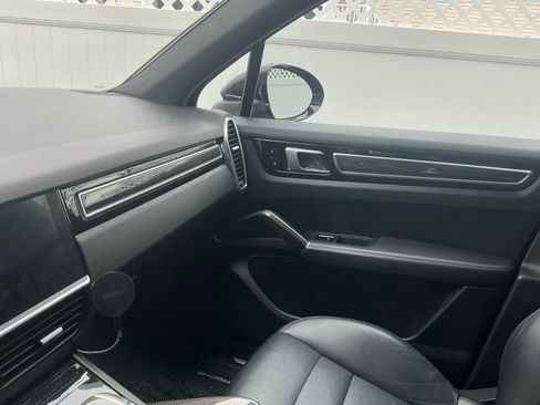 Used 2019 Porsche Cayenne Sport Utility 4D image 12