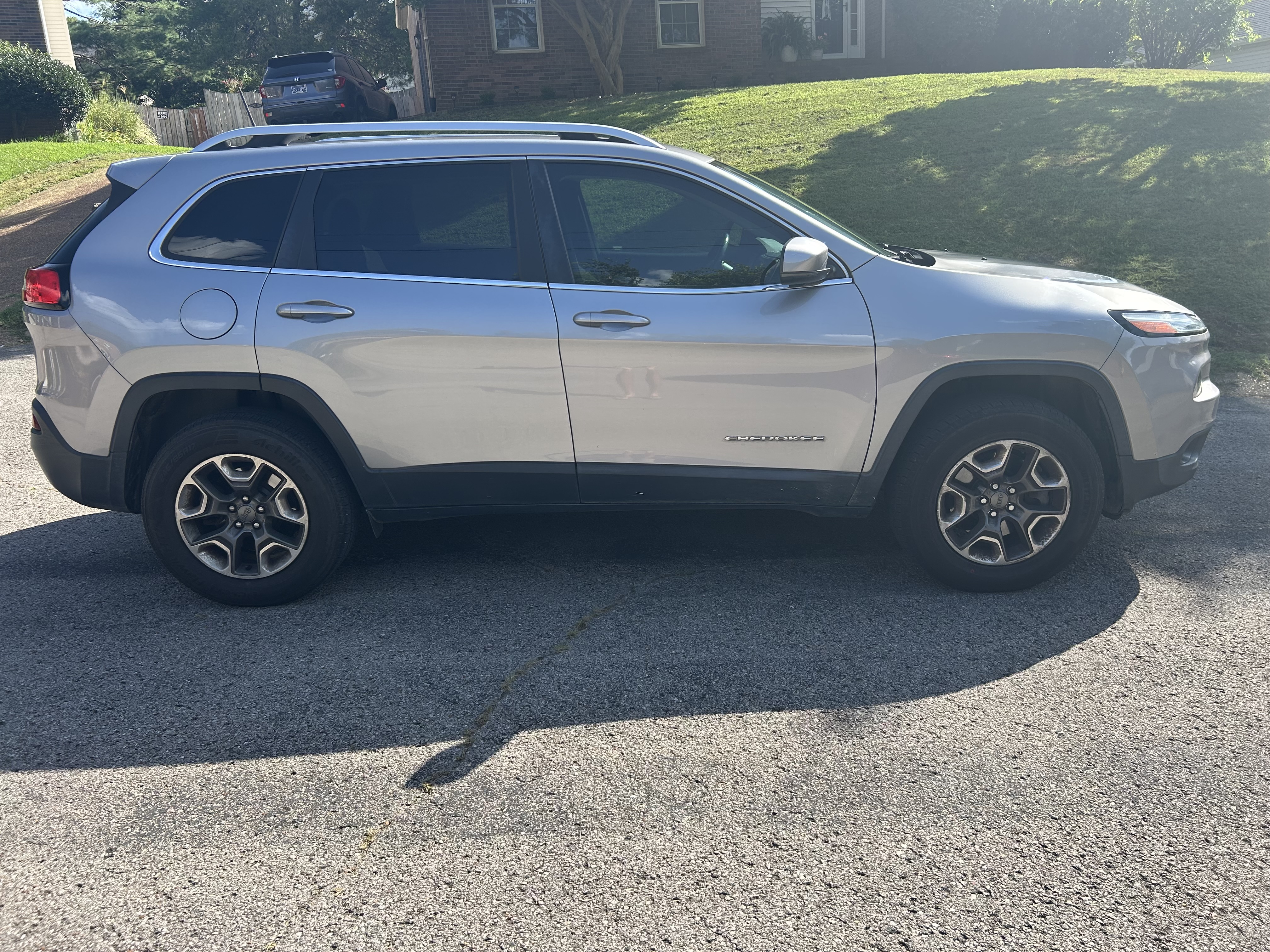 Used 2017 Jeep Cherokee Latitude w/ Safety/Convenience Group FWD image 4