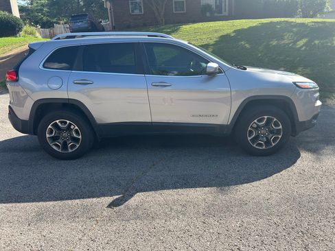 Used 2017 Jeep Cherokee Latitude w/ Safety/Convenience Group FWD image 4