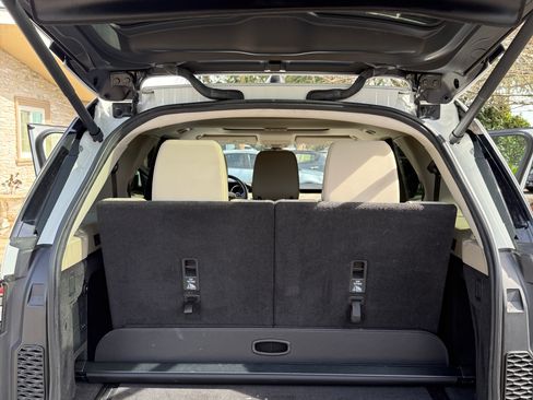 Used 2018 Land Rover Discovery SE image 15