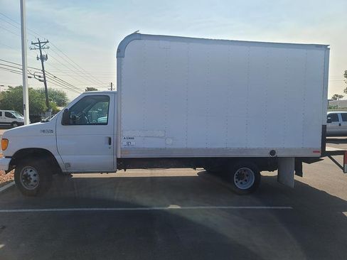 Used 2005 Ford E-350 and Econoline 350 Super Duty image 1