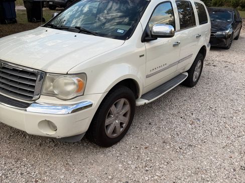 Used 2008 Chrysler Aspen Limited image 1