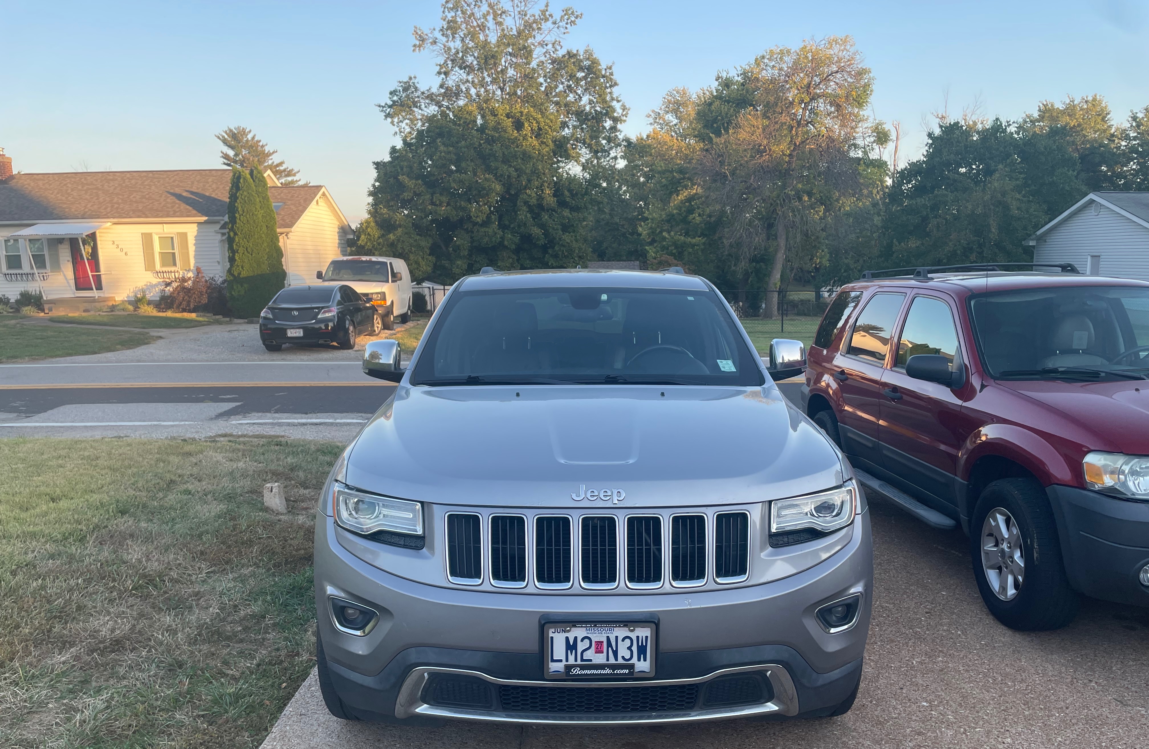 Used 2015 Jeep Grand Cherokee Limited w/ Luxury Group II AWD/4WD image 2