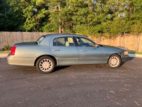 Used 2006 Lincoln Town Car Signature image 2