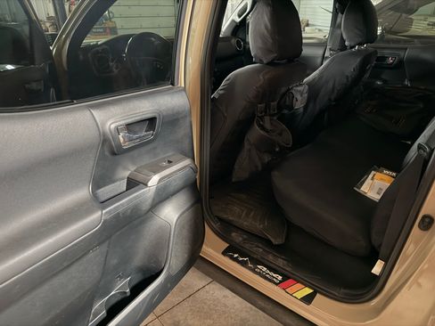 Used 2017 Toyota Tacoma TRD Off-Road image 21