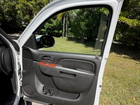 Used 2013 Chevrolet Tahoe LT image 17