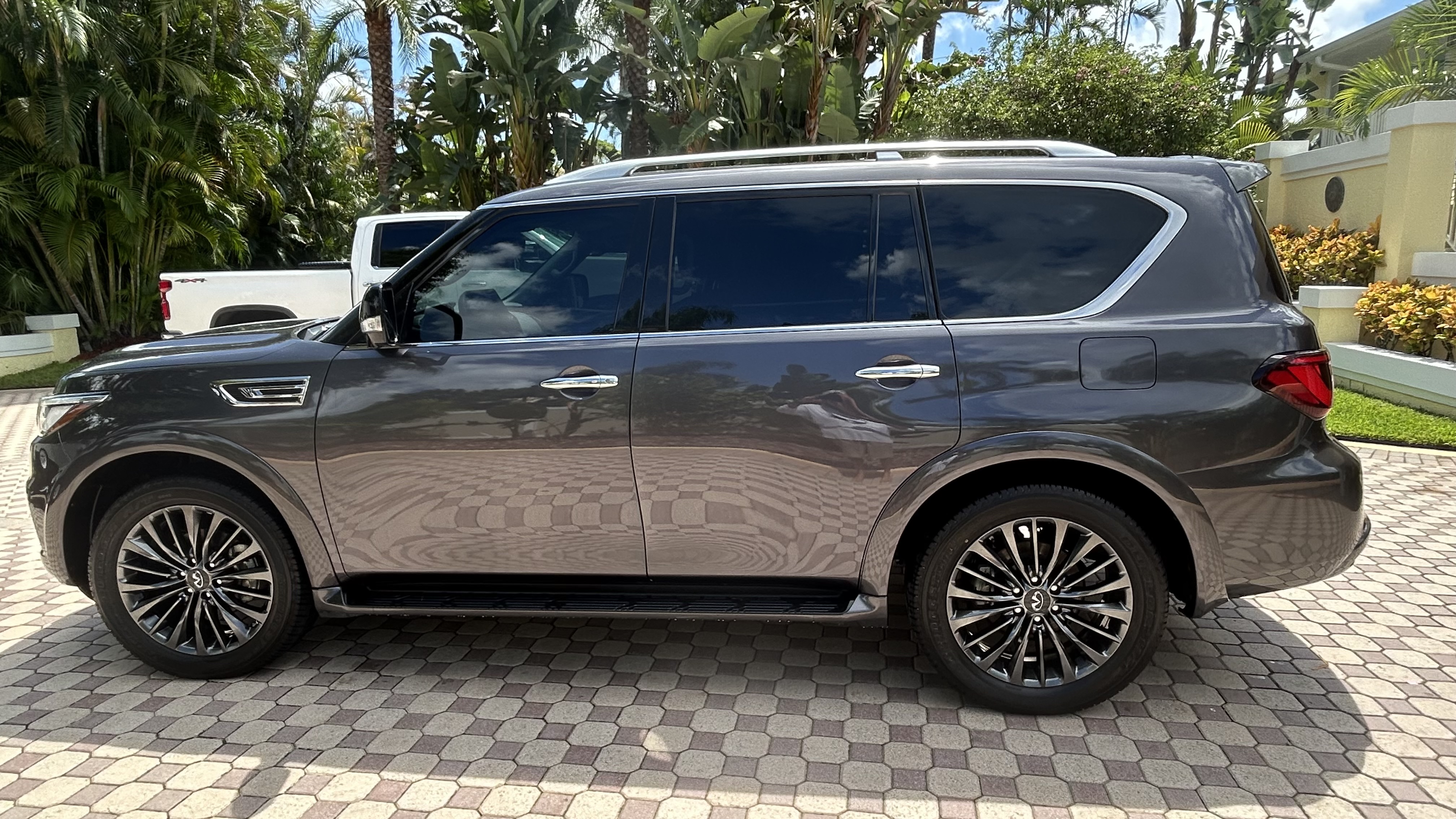 Used 2023 INFINITI QX80 Premium Select w/ Cargo Package AWD/4WD image 4