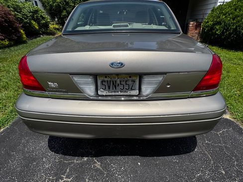 Used 2005 Ford Crown Victoria RWD image 5