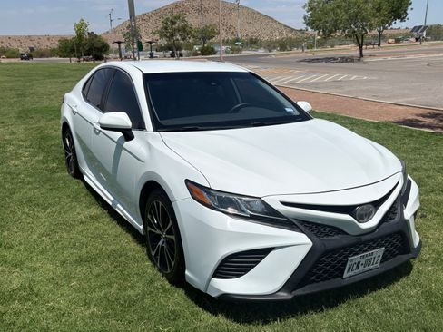 Used 2020 Toyota Camry SE FWD image 9