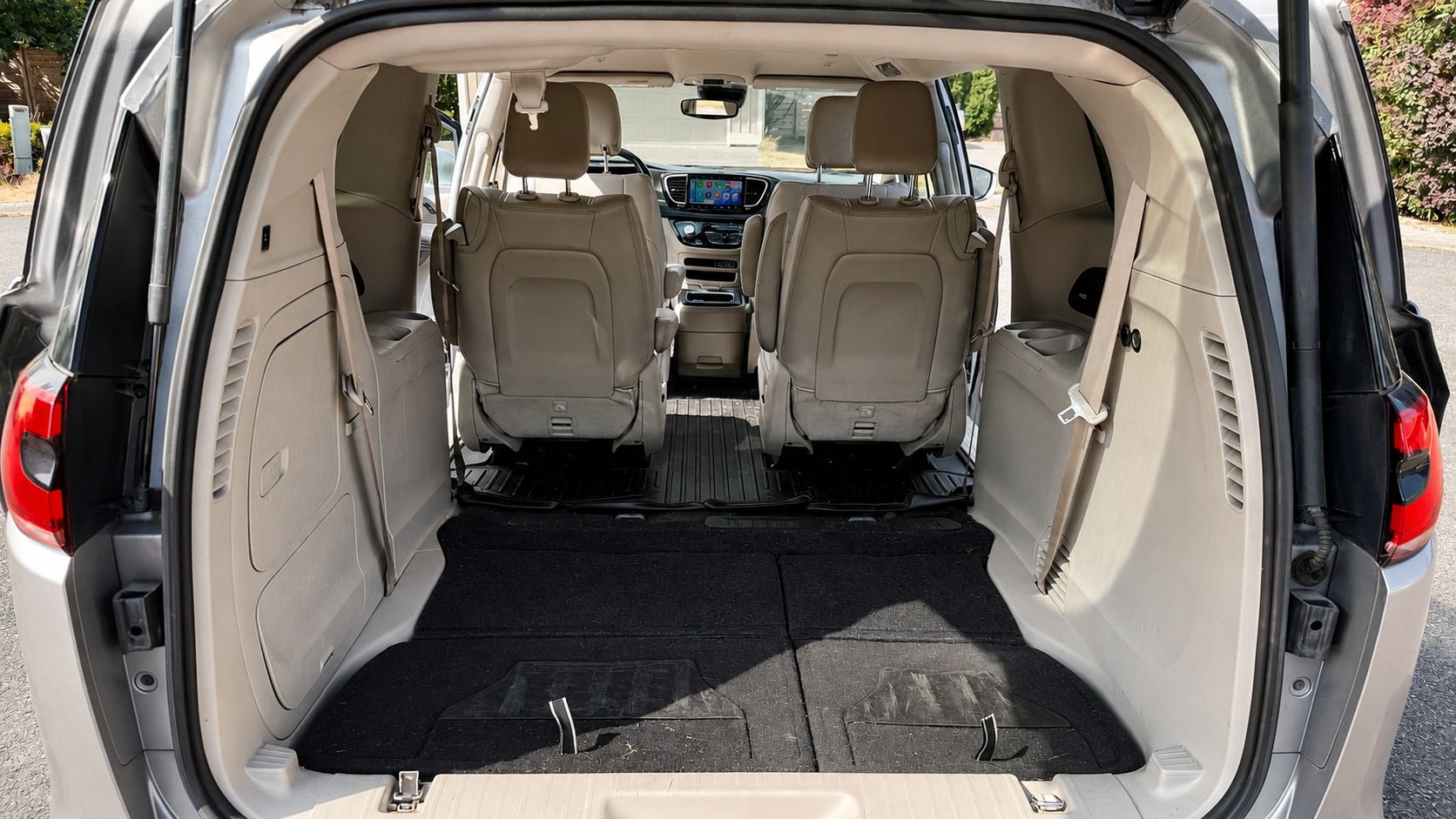 Used 2021 Chrysler Pacifica Touring-L FWD image 4