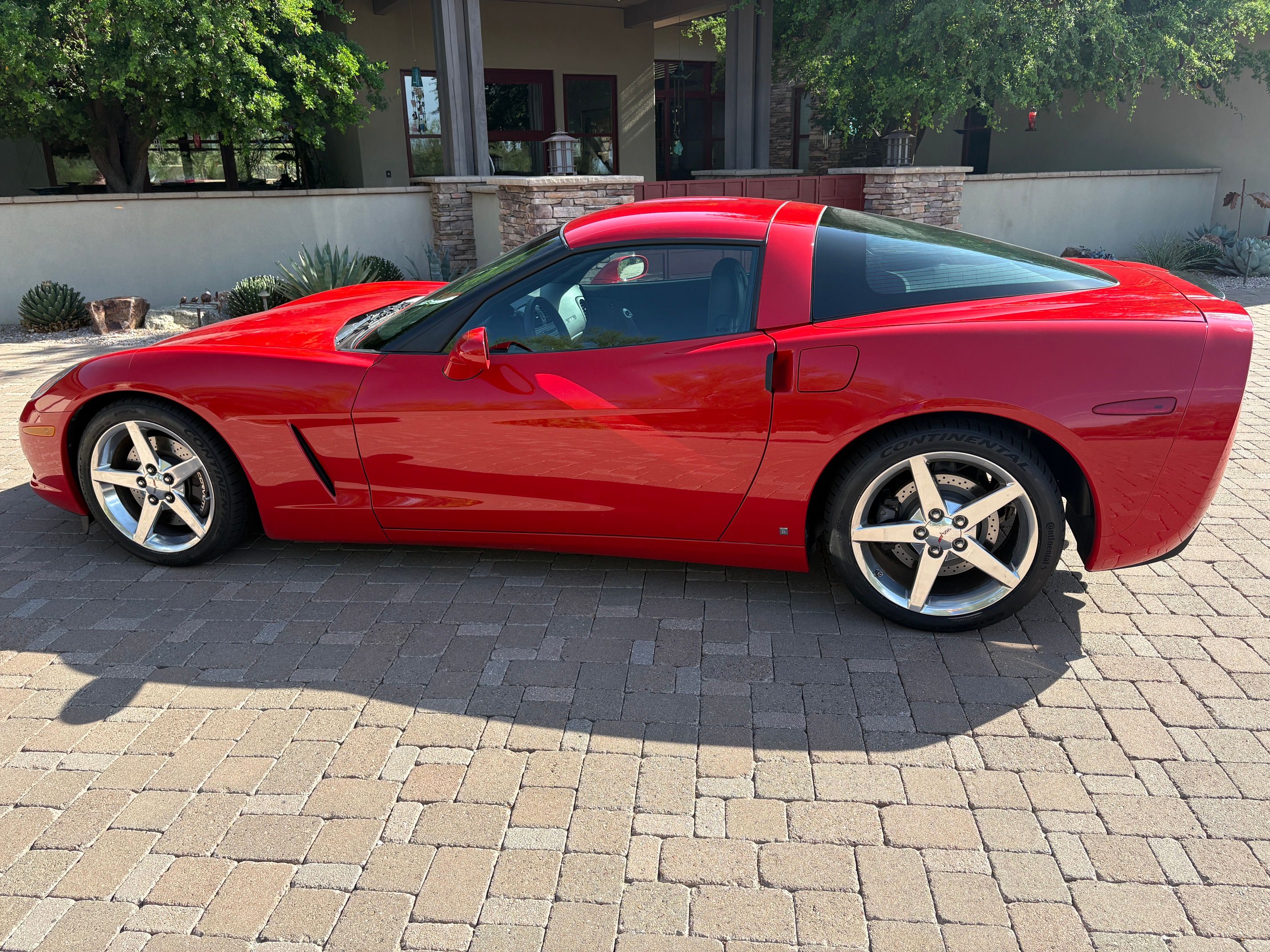 Used 2007 Chevrolet Corvette Coupe w/ Performance Package RWD image 2