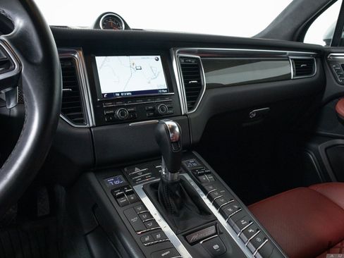 Used 2016 Porsche Macan Turbo image 18