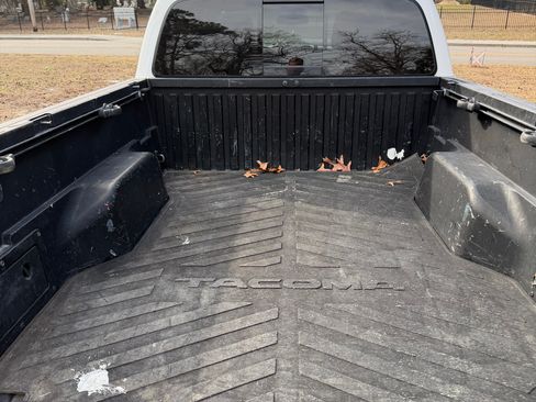 Used 2017 Toyota Tacoma TRD Sport image 14