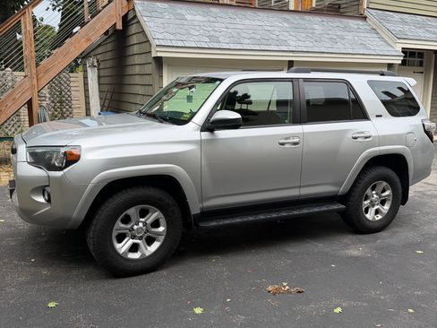 Used 2020 Toyota 4Runner SR5 AWD/4WD image 4