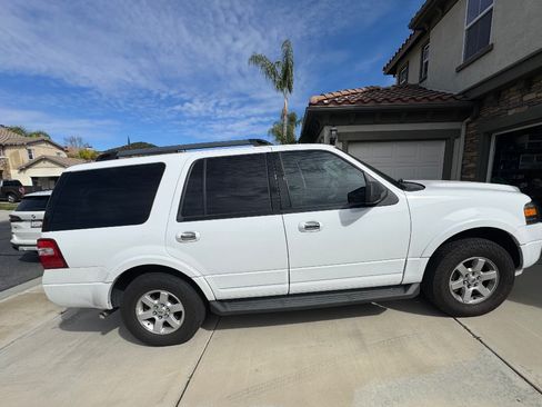 Used 2010 Ford Expedition XLT image 1