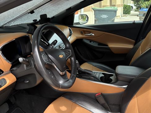 Used 2016 Chevrolet Volt Premier w/ Driver Confidence Package FWD image 9