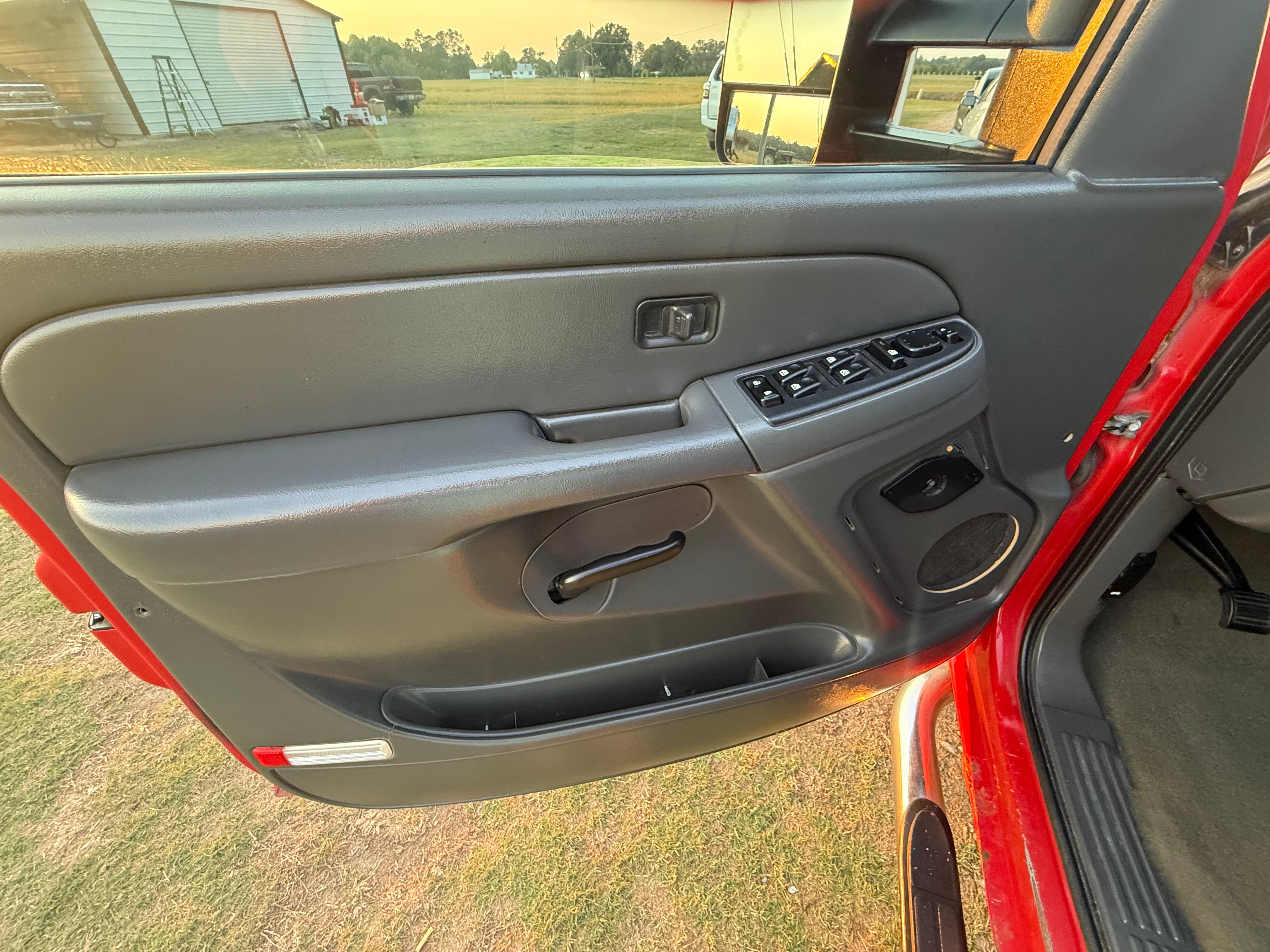 Used 2006 Chevrolet Silverado 2500 LT w/ Heavy-Duty Power Package AWD/4WD image 12
