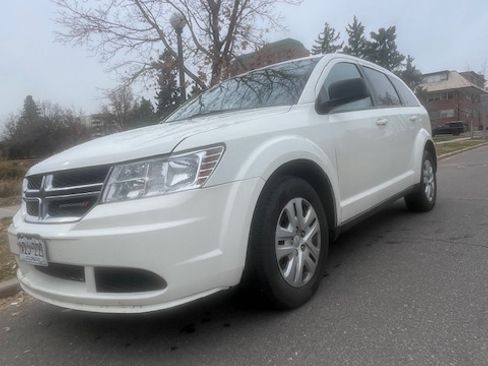 Used 2019 Dodge Journey SE image 1